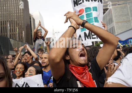 Sao Paulo, Brazil. 15th May, 2019. BRAZIL PROTEST STUDENTS BOLSONARO - Demonstrators march down Paulista Avenue during a protest against education cuts and pension reform in Sao Paulo, Brazil, on Wednesday, May 15, 2019. Tens of thousands of demonstrators marched in Brazils major cities on Wednesday to protest a freeze to the education budget, adding to the headwinds buffeting PresidentÂ Jair Bolsonaro's legislative agenda. Credit: Cris Faga/ZUMA Wire/Alamy Live News Stock Photo