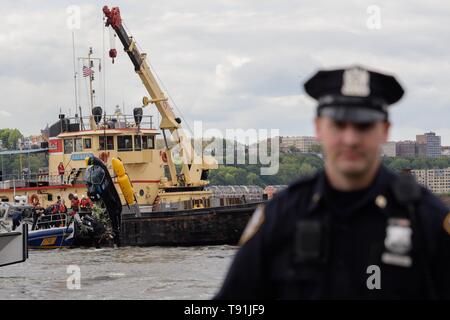 Beijing, USA. 15th May, 2019. Rescuers work at the site where a helicopter crashed into the Hudson River in New York, the United States, on May 15, 2019. Credit: Li Muzi/Xinhua/Alamy Live News Stock Photo