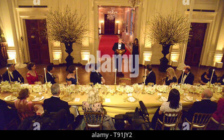 Washington, District of Columbia, USA. 15th May, 2019. United States President Donald J. Trump (L) makes remarks as First Lady Melania Trump listens as they host a White House Historical Association dinner at the White House, May 15, 2019, in Washington, DC. The organization's goal is to promote the public's understanding, appreciation and enjoyment of the White House. Credit: Mike Theiler/Pool via CNP Credit: Mike Theiler/CNP/ZUMA Wire/Alamy Live News Stock Photo