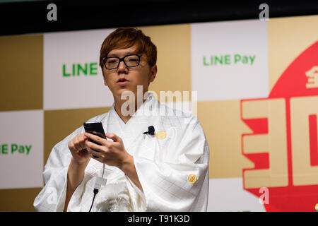 Hikakin tries Line Pay app a Line Pay launch event on May 16, 2019 in Tokyo Japan. May 16, 2019 Credit: Nicolas Datiche/AFLO/Alamy Live News Stock Photo