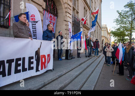 Gdansk, Poland. 5th May, 2019. Pro democratic polish citizens seen holding a banner and flags during a weekly sunday protest for independent courts in front of Gdansk's courts. Credit: Omar Marques/SOPA Images/ZUMA Wire/Alamy Live News Stock Photo