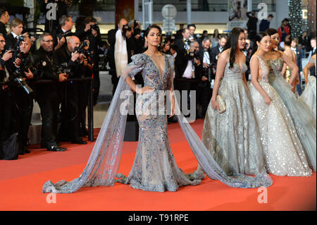 Cannes, Germany. 15th May, 2019. The actress Hina Khan (l) attends the screening of 'Bacurau' during the 72nd annual Cannes Film Festival at Palais des Festivals. | usage worldwide Credit: dpa/Alamy Live News Stock Photo