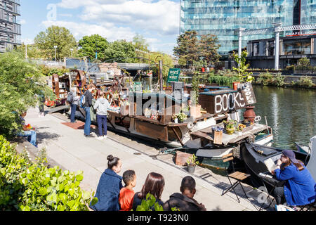'Word on the Water', the London Bookbarge on Regent's Canal at King's Cross, London, UK Stock Photo
