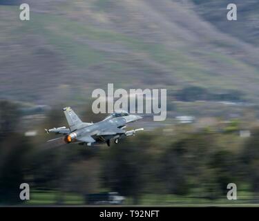 A 311th Fighter Squadron F-16 Fighting Falcon takes off from Hill Air ...