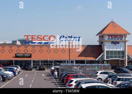 Tesco Extra on A127 Prince Avenue, Southend on Sea, Essex, UK. Building and car park. Harris and Hoole better coffee. People, cars. Full car park Stock Photo