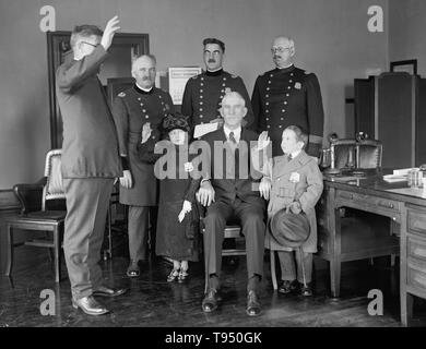 Entitled: 'Police Department swears in Singer midgets, Louis Vasshek & Dora Vieg.' Singer's Midgets were a popular vaudeville group in the first half of the 20th century. Leopold von Singer (May 3, 1877 - March 5, 1951) formed Singer's Midgets in 1912-13, and built the Liliputstadt, a 'midget city' at the 'Venice in Vienna' amusement park, where they performed. Stock Photo