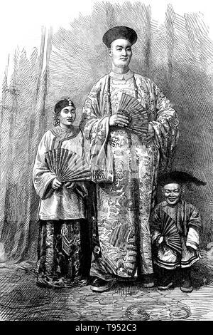 Chang Yu-sing the Chinese giant, with his wife, King-Foo and Chung Mow, a dwarf. Zhan Shichai AKA Chang Woo Gow (1841/47 - November 5, 1893) was a Chinese giant. His height was claimed to be over 8 feet, but there are no authoritative records. He left China in 1865 to travel to London where he appeared on stage, later travelling around Europe, and to the US and Australia as 'Chang the Chinese Giant'. Stock Photo