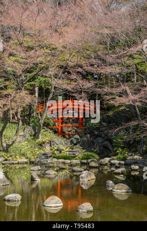 TRADITIONAL RED BRIDGE, KOISHIKAWA KORAKUEN GARDEN,TOKYO Stock Photo