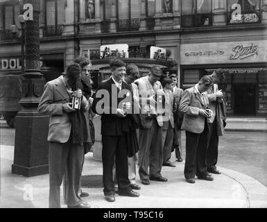 Smartly dressed young men teenagers taking photographs in Westminster, London, 1949 Stock Photo