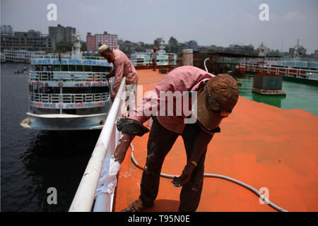 Dhaka, Dhaka, Bangladesh. 15th May, 2019. Water transport workers seen at a dockyard in Sadarghat terminal of Dhaka repairing and beautifying launches to ensure a safe and comfortable journey ahead of Eid. As the Eid-ul-Fitr, the second biggest festival of Muslims, approaches, the launches are being hurriedly repaired and some are getting fresh coats of paint. Credit: Sultan Mahmud Mukut/SOPA Images/ZUMA Wire/Alamy Live News Stock Photo