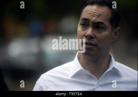 San Francisco, CA, USA. 16th May, 2019. San Francisco, CA, U.S. - Presidential candidate JuliÃƒÂ¡n Castro talks to a union member after his short address to the group. Credit: Neal Waters/ZUMA Wire/Alamy Live News Stock Photo