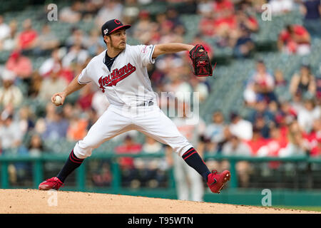 Baltimore Orioles starting pitcher Adam Eaton throws to a Chicago