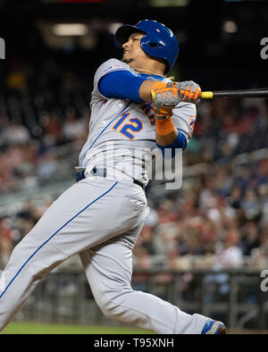 New York Mets center fielder Juan Lagares celebrates with left