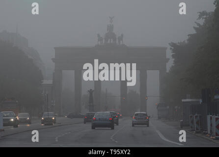 Berlin, Germany. 17th May, 2019. Thick fog envelops the Brandenburg Gate in the morning. Credit: Paul Zinken/dpa/Alamy Live News Stock Photo