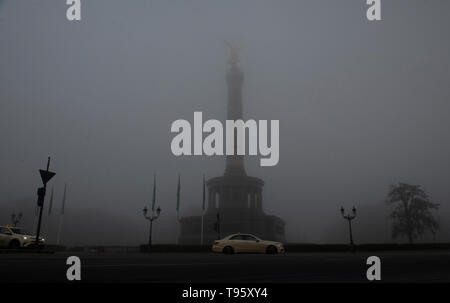 Berlin, Germany. 17th May, 2019. Thick fog envelops the Victory Column in the morning. Credit: Paul Zinken/dpa/Alamy Live News Stock Photo