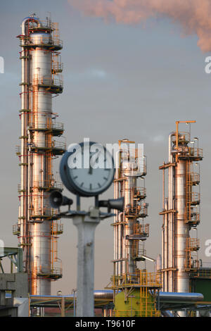 Leuna, Germany. 15th Nov, 2018. The photo shows the production facilities of Total-Raffinerie Mitteldeutschland in Leuna illuminated by the evening sun. The refinery, one of the most modern in Europe, produces around 1 million litres of gasoline and diesel every day and delivers it to the whole of Germany. Credit: Waltraud Grubitzsch/dpa-Zentralbild/ZB/dpa/Alamy Live News Stock Photo