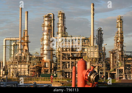 Leuna, Germany. 15th Nov, 2018. The production facilities of Total-Raffinerie Mitteldeutschland GmbH. Steel pipes transport crude oil from Russia to the production facilities of the Total refinery in Leuna, Central Germany, which are illuminated by the evening sun. The refinery, one of the most modern in Europe, produces around 1 million litres of gasoline and diesel every day and delivers it to the whole of Germany. Credit: Waltraud Grubitzsch/dpa-Zentralbild/ZB/dpa/Alamy Live News Stock Photo