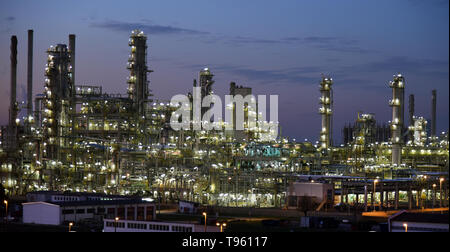 Leuna, Germany. 15th Nov, 2018. 15,000 lights illuminate the plants of Total Raffinerie Mitteldeutschland in Leuna, Germany, which is one of the most modern refineries in Europe. 1 million liters of gasoline and diesel are produced and delivered to the whole of Germany every day. Credit: Waltraud Grubitzsch/dpa-Zentralbild/ZB/dpa/Alamy Live News Stock Photo