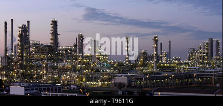 Leuna, Germany. 15th Nov, 2018. 15,000 lights illuminate the plants of Total Raffinerie Mitteldeutschland in Leuna, which is one of the most modern refineries in Europe. 1 million liters of gasoline and diesel are produced and delivered to the whole of Germany every day. Credit: Waltraud Grubitzsch/dpa-Zentralbild/ZB/dpa/Alamy Live News Stock Photo