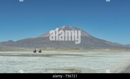 Bicycle touring on the vast salt flats of Salar de Uyuni, Bolivia Stock Photo
