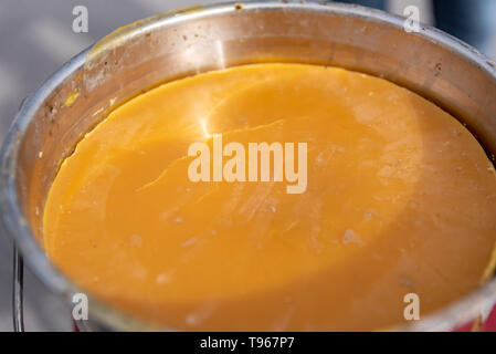 Pure Natural Bees Wax (Beeswax) come esce dal Hive. Fuso e rotto in pezzi.  Usato in Medicina, cosmetica e Candle Making Foto stock - Alamy