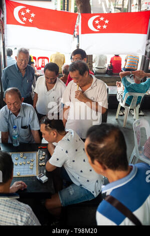 11.08.2018, Singapore, , Singapore - Men play Chinese chess on Crete Ayer Square in Chinatown. 0SL180811D008CAROEX.JPG [MODEL RELEASE: NO, PROPERTY RE Stock Photo