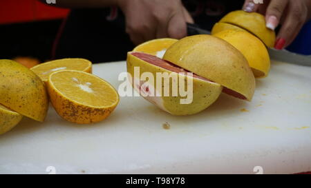 Jugos Canadå, Mexico City. Juice Bar. Sliced oranges and pink grapefruit on cutting board about to be juiced. Stock Photo