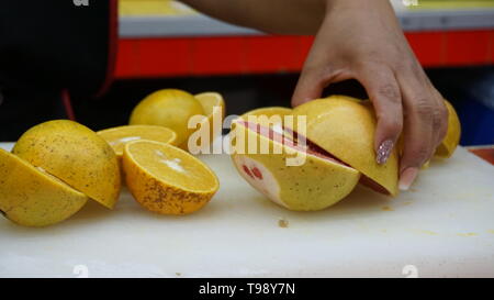 Jugos Canadå, Mexico City. Juice Bar. Sliced oranges and pink grapefruit on cutting board about to be juiced. Stock Photo
