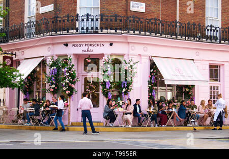 Customers sitty outside the Peggy Porchen Cake Shop in London's Belgravia. Stock Photo