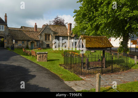 The Almonry Museum, Heritage Centre andTourist Information Centre in the cotswold village of Evesham, England, United Kingdom, Europe Stock Photo