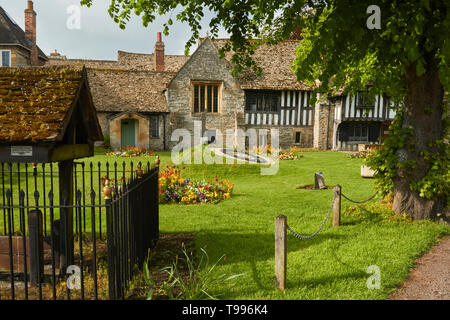 The Almonry Museum, Heritage Centre andTourist Information Centre in the cotswold village of Evesham, England, United Kingdom, Europe Stock Photo