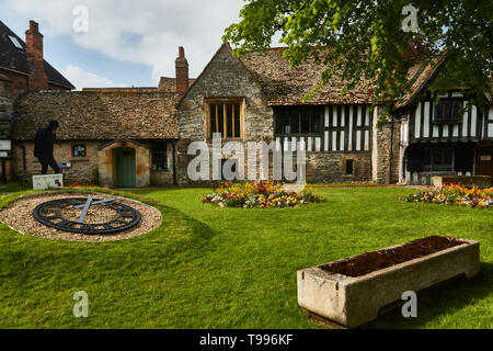 The Almonry Museum, Heritage Centre andTourist Information Centre in the cotswold village of Evesham, England, United Kingdom, Europe Stock Photo