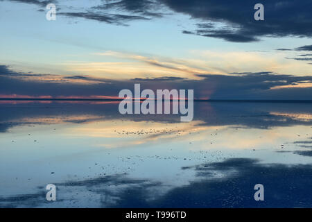 Sunset reflections on the vast salt flat of Salar de Uyuni, Bolivia Stock Photo