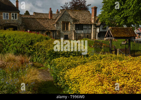 The Almonry Museum, Heritage Centre andTourist Information Centre in the cotswold village of Evesham, England, United Kingdom, Europe Stock Photo