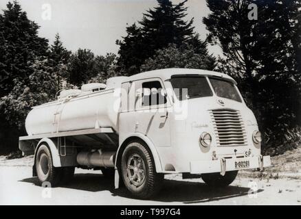 España. Camión Pegaso con cisterna para transporte de líquidos construído por la Empresa Nacional de Autocamiones S.A. Años 1960. Stock Photo