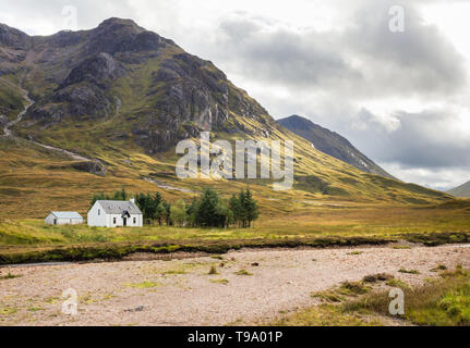 Climbers cottage at Lagangarbh close to Buachaille Etive Mor and Buachaille Etive Beag as seen from the River Coupall in the Glen Coe area, Scotland Stock Photo