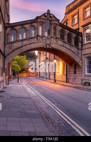 The landmark bridge linking together the old and new Quadrangles of Hertford College in the centre of Oxford, is often referred to as 'The Bridge of S Stock Photo