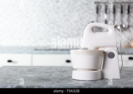 https://l450v.alamy.com/450v/t9a32b/white-stand-mixer-on-countertop-in-kitchen-t9a32b.jpg