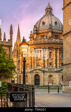 The Radcliffe Camera is a building of Oxford University, designed by James Gibbs in the neo-classical style. The famous landmark building in the centr Stock Photo