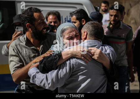 Al Ais, Syria. 17th May, 2019. Syrians embrace each other during a prisoner exchange between forces loyal to Syrian President Bashar Al-Assad and rebels of the Sham Liberation Army (Jaysh Tahrir al-Sham). 27 prisoners were released by the Syrian regime, 9 by the Syrian rebel group. Credit: Anas Alkharboutli/dpa/Alamy Live News Stock Photo