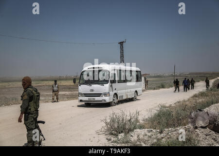Al Ais, Syria. 17th May, 2019. A bus arrives to a prisoner exchange between forces loyal to Syrian President Bashar Al-Assad and rebels of the Sham Liberation Army (Jaysh Tahrir al-Sham). 27 prisoners were released by the Syrian regime, 9 by the Syrian rebel group. Credit: Anas Alkharboutli/dpa/Alamy Live News Stock Photo