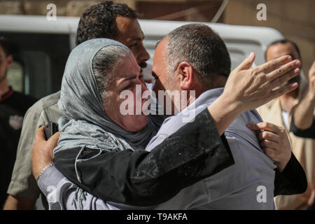 Al Ais, Syria. 17th May, 2019. Syrians embrace each other during a prisoner exchange between forces loyal to Syrian President Bashar Al-Assad and rebels of the Sham Liberation Army (Jaysh Tahrir al-Sham). 27 prisoners were released by the Syrian regime, 9 by the Syrian rebel group. Credit: Anas Alkharboutli/dpa/Alamy Live News Stock Photo