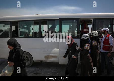 Al Ais, Syria. 17th May, 2019. Syrian women disembark from a bus during a prisoner exchange between forces loyal to Syrian President Bashar Al-Assad and rebels of the Sham Liberation Army (Jaysh Tahrir al-Sham). 27 prisoners were released by the Syrian regime, 9 by the Syrian rebel group. Credit: Anas Alkharboutli/dpa/Alamy Live News Stock Photo