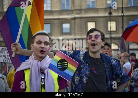 Warsaw, Mazowieckie, Poland. 17th May, 2019. A gay couple seen holding a rainbow flag while shouting slogans during the protest.The International Day against Homophobia, Transphobia and Biphobia is celebrated around the world. This date commemorates the deletion of homosexuality from the International Classification of Diseases by the World Health Organization on May 17, 1990. Dozens of LGBTQ activists and supporters gathered in Warsaw to show their opposition to the growing wave of hatred towards the non-heteronormative people and Elzbieta Podlesna, an activist who was arrested recently for Stock Photo