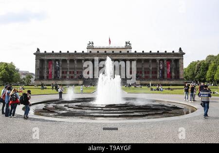 Beijing, China. 17th May, 2019. Photo taken on May 17, 2019 shows an exterior view of the Altes Museum (Old Museum) at Museum Island in Berlin, capital of Germany. Museum Island, a UNESCO world heritage site, is the northern part of an island in the Spree river in Berlin. Its name comes from the complex of worldwide famous museums such as Altes Museum (Old Museum), Neues Museum (New Museum), Alte Nationalgalerie (Old National Gallery), Bode Museum and Pergamon Museum. May 18 marks the International Museum Day. Credit: Shan Yuqi/Xinhua/Alamy Live News Stock Photo