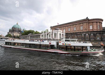 Beijing, Germany. 17th May, 2019. A sightseeing ship sails past the Alte Nationalgalerie (Old National Gallery) at Museum Island in Berlin, capital of Germany, on May 17, 2019. Museum Island, a UNESCO world heritage site, is the northern part of an island in the Spree river in Berlin. Its name comes from the complex of worldwide famous museums such as Altes Museum (Old Museum), Neues Museum (New Museum), Alte Nationalgalerie (Old National Gallery), Bode Museum and Pergamon Museum. May 18 marks the International Museum Day. Credit: Shan Yuqi/Xinhua/Alamy Live News Stock Photo