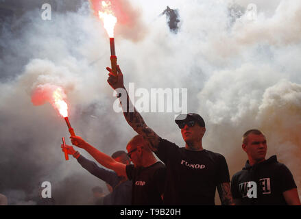 Kiev, Ukraine. 18th May, 2019. Ukrainian activists burn flares during a protest with demand to find and punish orginizers and murderers of Kateryna Handziuk, in front the Ukrainian President office in Kiev, Ukraine, on 18 May 2019. The anticorruption campaigner Kateryna Handziuk (33) survived an act of acid throwing with burning more than 35 percent of her body on 31 July 2018. She underwent 11 operations in Kyiv and died on 04 November 2018 in result a severed blood clot as the effect after of acid attack. Credit: Serg Glovny/ZUMA Wire/Alamy Live News Stock Photo