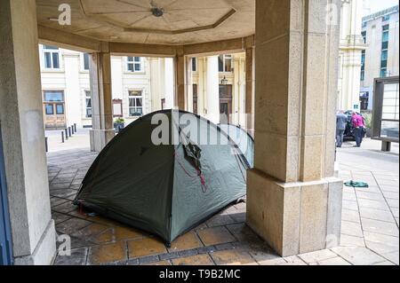 Brighton UK 18th May 2019 - Homeless have pitched up a tent outside Brighton Town Hall and the city council offices in the centre of the city . Credit : Simon Dack / Alamy Live News Stock Photo