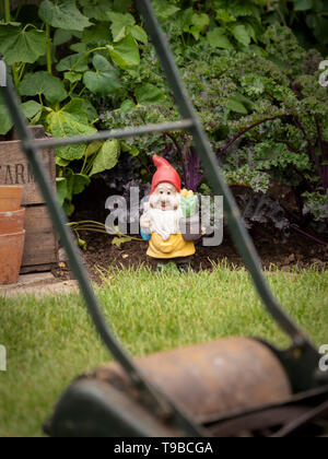 Old hand push lawnmower hi-res stock photography and images - Alamy
