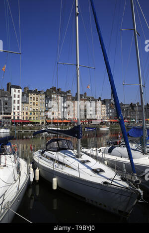 Le vieux bassin est un port situé au centre de la ville d'Honfleur dans le département français du Calvados en région Normandie. Honfleur. Stock Photo